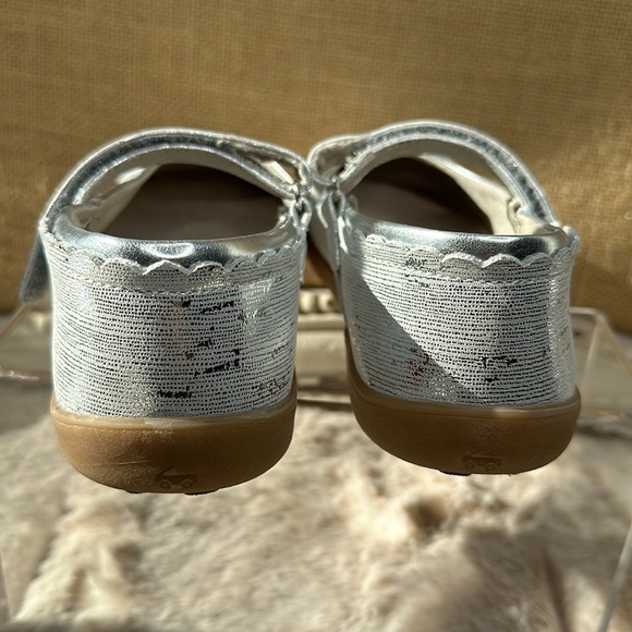 See Kai Run | Jane II in Silver, Size 2.5 - Picture 10 of 14
